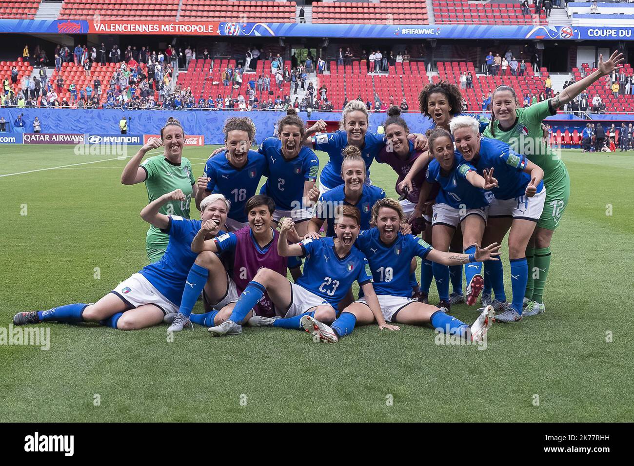 ©ERIC BALEDENT/MAXPPP - Coupe du Monde - Equipe d'Australie féminine vs Equipe d'Italie féminine - 09/06/2019 2019, Phasenfinale - (c) 2019 Baledent/MaxPPP Les italiennes viennent communier et fêter avec leurs supporteurs et supportées la victoire 2 Buts à 1 2019/06/09. Frauenfußballspiel Australien gegen Italien Stockfoto