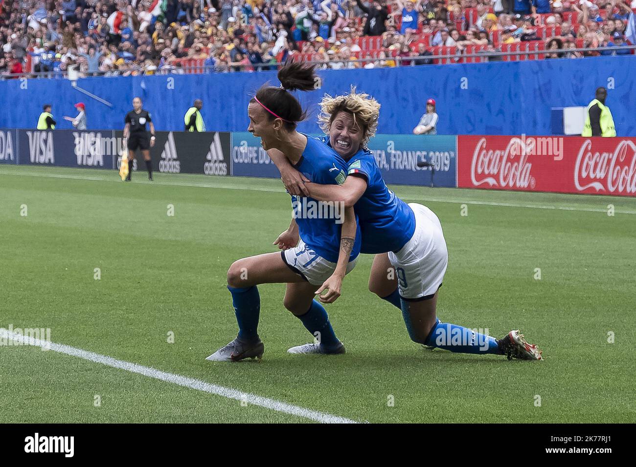 ©ERIC BALEDENT/MAXPPP - Coupe du Monde - Equipe d'Australie féminine vs Equipe d'Italie féminine - 09/06/2019 2019, Phasenfinale - (c) 2019 Baledent/MaxPPP La joie de Barbara Bonansea (Italie, Milieu de Terrain, Club : Juventus) et de Valentina Giacinti (Italie, attaquante, Club : Mailand) 2019/06/09. Frauenfußballspiel Australien gegen Italien Stockfoto