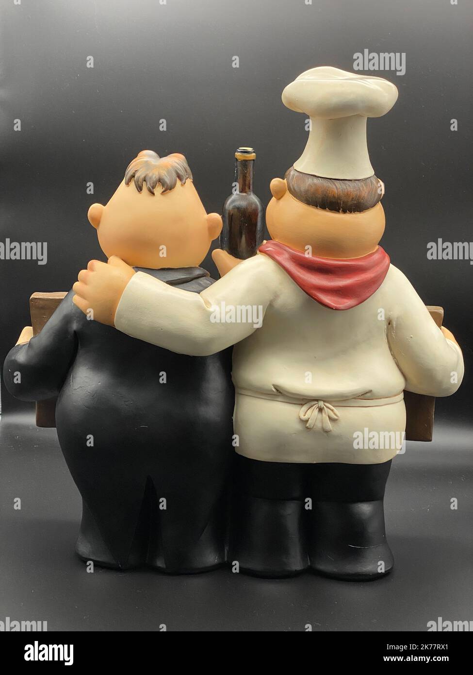 Eine vertikale Aufnahme von alten Porzellanfiguren von zwei Köchen Stockfoto