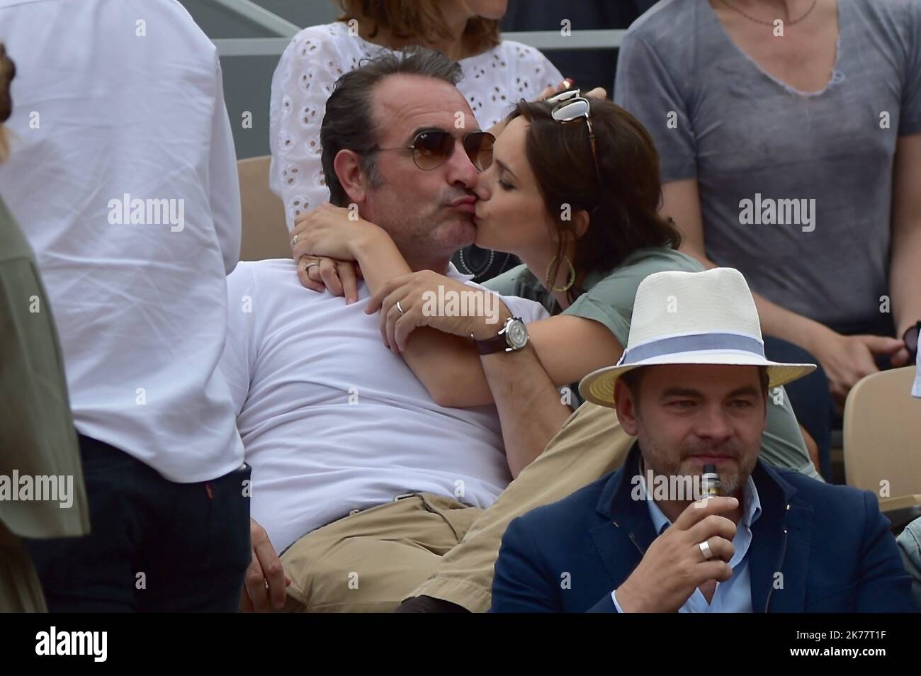 PARIS, FRANKREICH - 09 2019. JUNI Jean Dujardin und Nathalie Pechalat nehmen am 09. Juni 2019 an den French Tennis Open - Day Fifteen in Roland Garros in Paris, Frankreich, Teil. Stockfoto