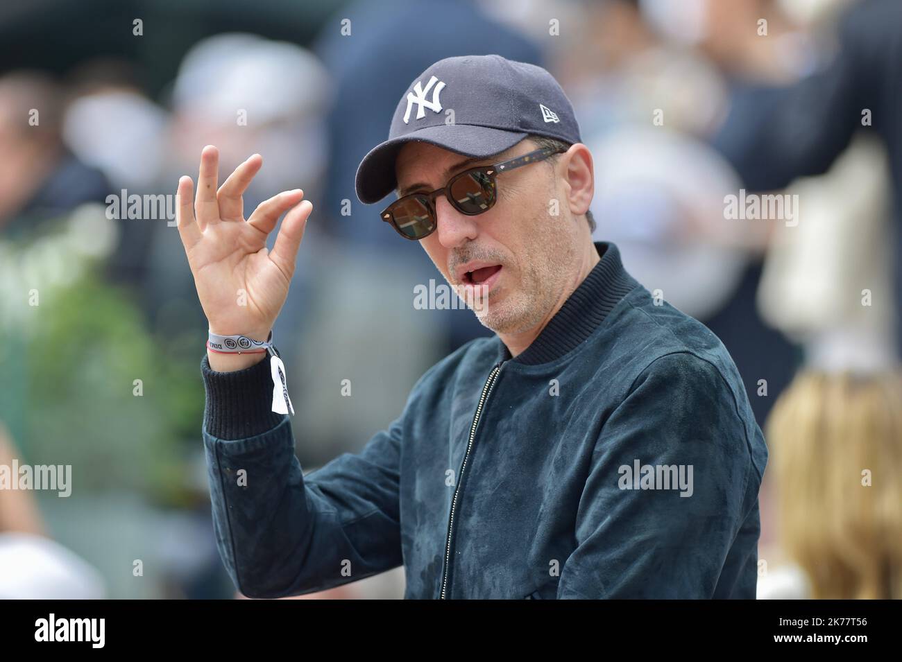 PARIS, FRANKREICH - 09. JUNI Gad Elmaleh nimmt am 09. Juni 2019 an den French Tennis Open 2019 in Roland Garros Teil. Stockfoto