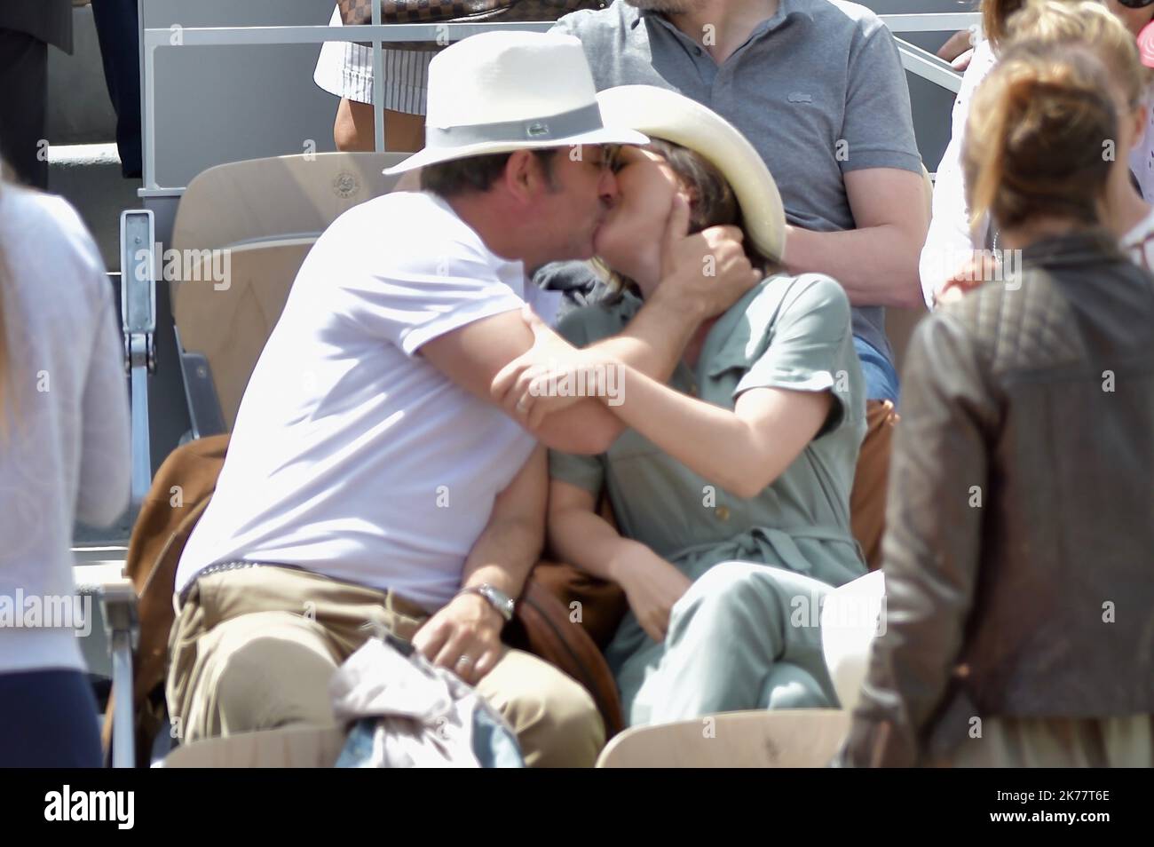 PARIS, FRANKREICH - 09 2019. JUNI Jean Dujardin und Nathalie Pechalat nehmen am 09. Juni 2019 an den French Tennis Open - Day Fifteen in Roland Garros in Paris, Frankreich, Teil. Stockfoto