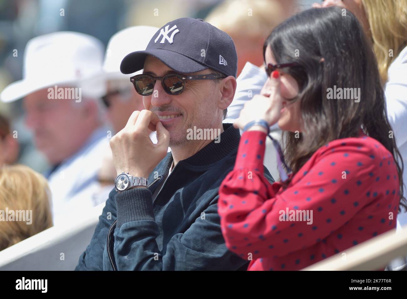 PARIS, FRANKREICH - 09. JUNI Gad Elmaleh nimmt am 09. Juni 2019 an den French Tennis Open 2019 in Roland Garros Teil. Stockfoto