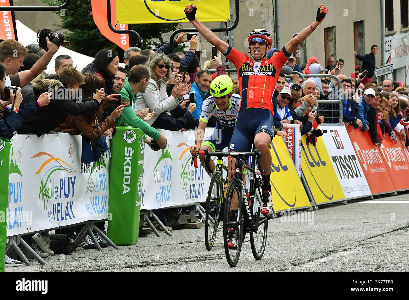 ©PHOTOPQR/LA MONTAGNE ; CYCLISME CRITERIUM DU DAUPHINE ETAPE CRAPONNE SUR ARZON arrivee dylan TEUNS vainqueur au Sprint avec guillaume MARTIN zweite Etappe der 71. Ausgabe des Criterium du Dauphine Radrennens, 180 km zwischen Mauriac und Craponne-sur-Arzon am 10. Juni 2019. Stockfoto