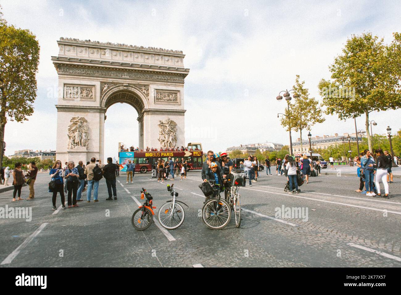 Die französische Stadt wird den Autoverkehr entlang der Champs Elysees und neun weiteren Strecken am ersten Sonntag eines jeden Monats verbieten, was zu den bereits im Rahmen der Kampagne „Paris atmet“ angekündigten 13 Gebieten hinzukommt Stockfoto