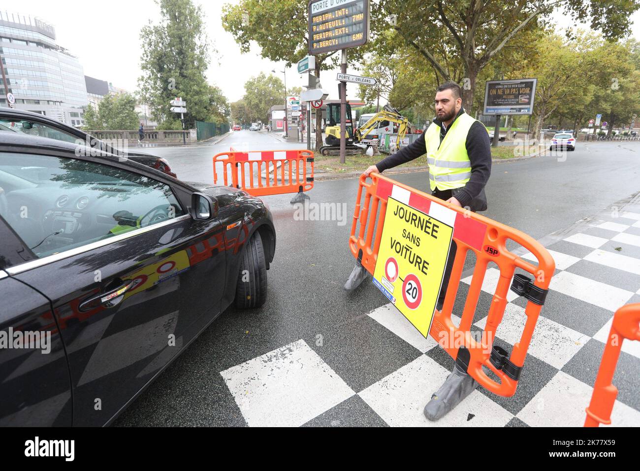 Die französische Stadt wird den Autoverkehr entlang der Champs Elysees und neun weiteren Strecken am ersten Sonntag eines jeden Monats verbieten, was zu den bereits im Rahmen der Kampagne „Paris atmet“ angekündigten 13 Gebieten hinzukommt Stockfoto