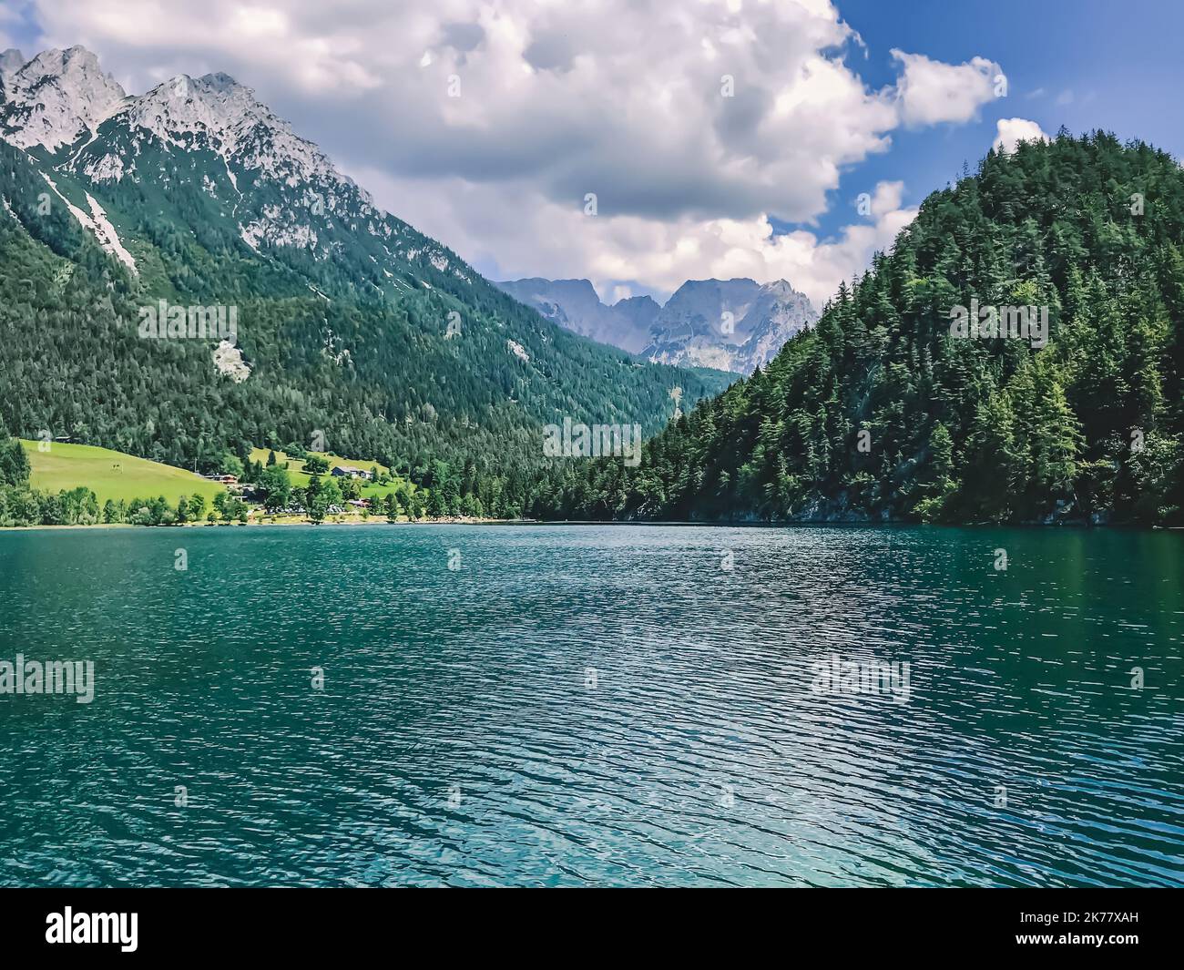 Riesiger blauer Bergsee. Unberührte Tierwelt Europas. Majestätische, mit Bäumen bedeckte Berge erheben sich über dem türkisfarbenen, sauberen See Stockfoto