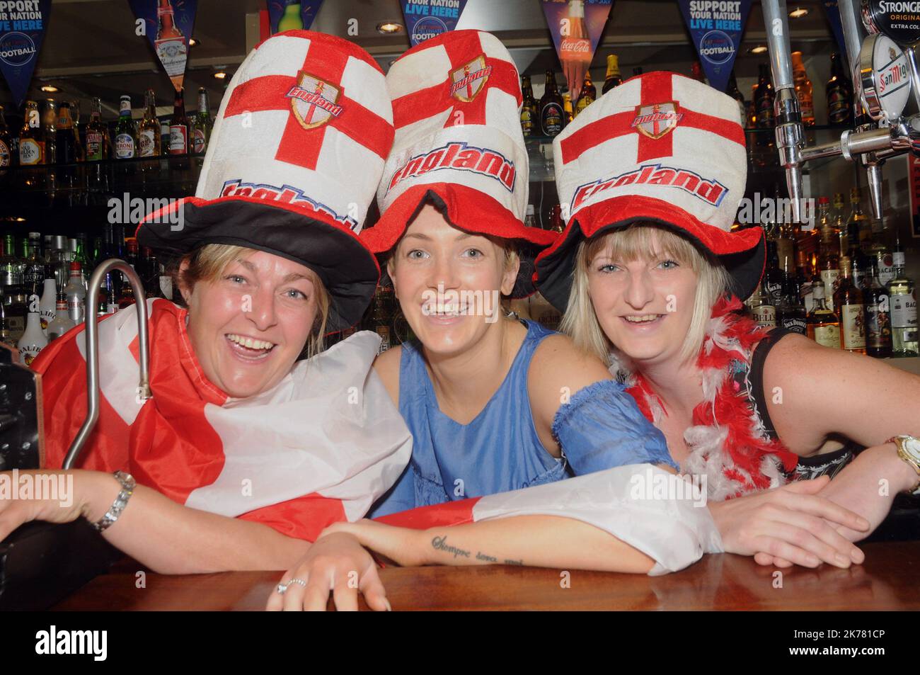Die Barmitarbeiter im Red Lion Pub in Portchester, Hants von links nach rechts, Claire Wallace, Phoebe Dolby und Kelly Daviis bereiten sich auf einen ihrer geschäftigsten Nächte des Jahres vor, da England bei ihrem Eröffnungsspiel der Euro 2016 gegen Russland vorgeht. Pic Miker Walker, Mike Walker Pictures,2016 Stockfoto