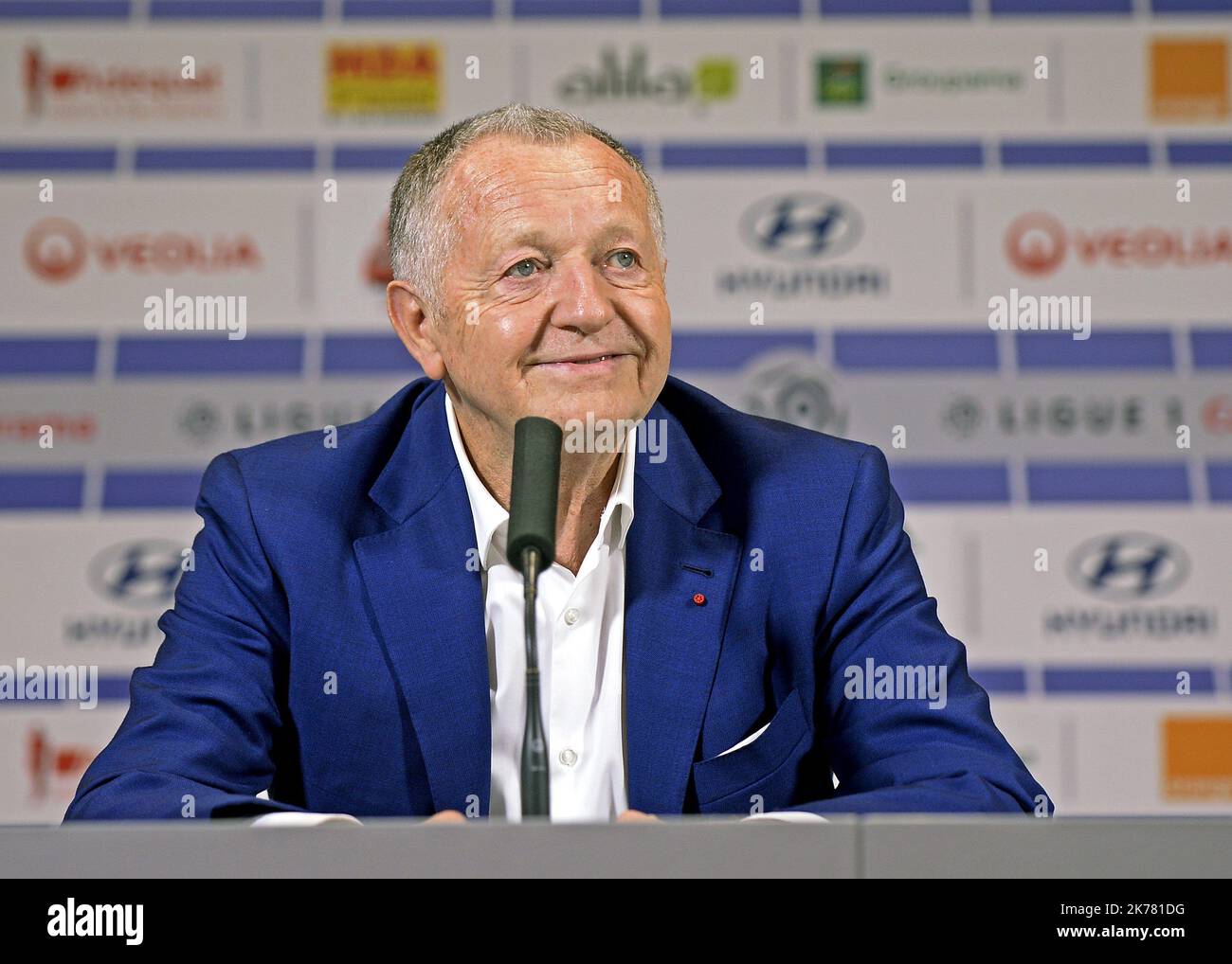 A Décines au Groupama Training Centre presentation du nouveau joueur de l'OL CIPRIAN TATARUSANU avec JEAN MICHEL AULAS et JUNINHA et FLORIAN MAURICE - 2019/07/12. Olympique Lyon - Transfers 19/20 : neue Spieler. Stockfoto