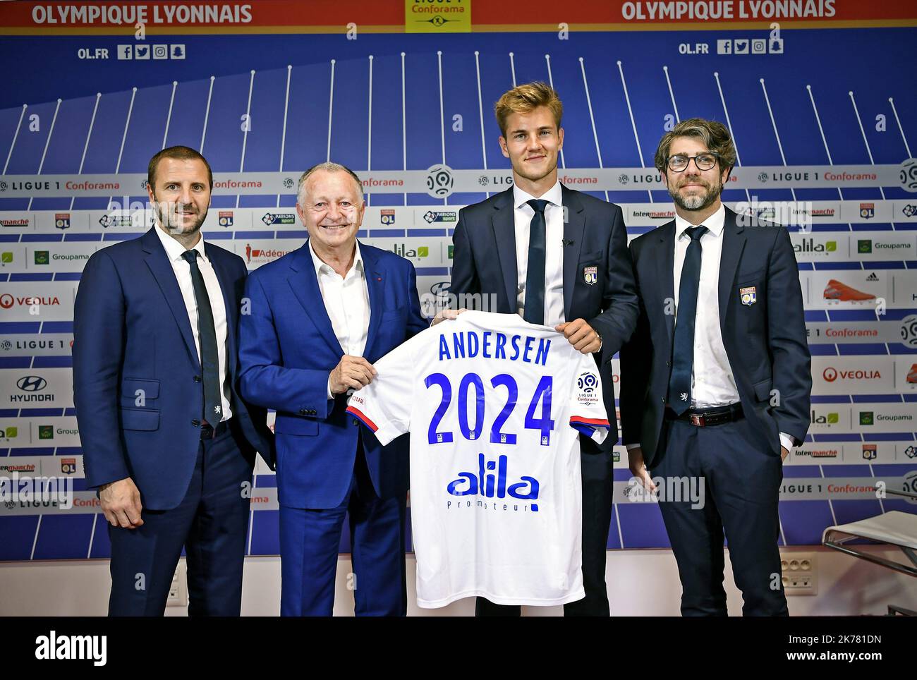 Presentation de JOACHIM ANDERSEN le 12/07/19 -A Décines au Groupama Training Centre presentation du nouveau joueur de l'OL JOACHIM ANDERSEN avec JEAN MICHEL AULAS et JUNINHA et FLORIAN MAURICE - 2019/07/12. Olympique Lyon - Transfers 19/20 : neue Spieler. Stockfoto