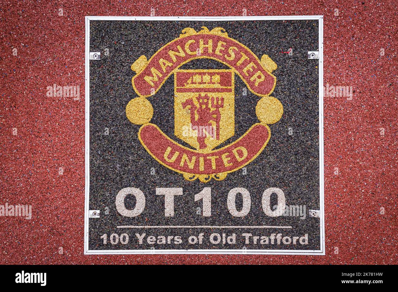 Plakette, die die Zeitkapsel für 100 Jahre Old Trafford Stadium in Manchester United kennzeichnet Stockfoto