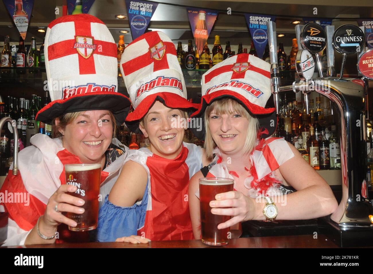 Die Barmitarbeiter im Red Lion Pub in Portchester, Hants von links nach rechts, Claire Wallace, Phoebe Dolby und Kelly Daviis bereiten sich auf einen ihrer geschäftigsten Nächte des Jahres vor, da England bei ihrem Eröffnungsspiel der Euro 2016 gegen Russland vorgeht. Pic Miker Walker, Mike Walker Pictures,2016 Stockfoto