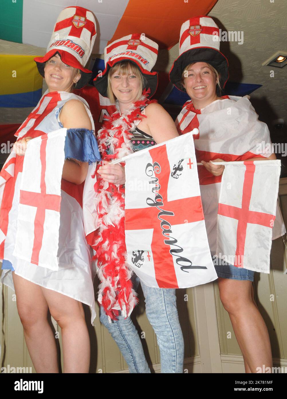 Die Barmitarbeiter im Red Lion Pub in Portchester, Hants von links nach rechts, Phoebe Dolby, Kelly Davis und Claie Wallace bereiten sich auf einen ihrer geschäftigsten Nächte des Jahres vor, wenn England Russland in ihrem Eröffnungsspiel der Euro 2016 in die Hand nimmt. Pic Miker Walker, Mike Walker Pictures,2016 Stockfoto