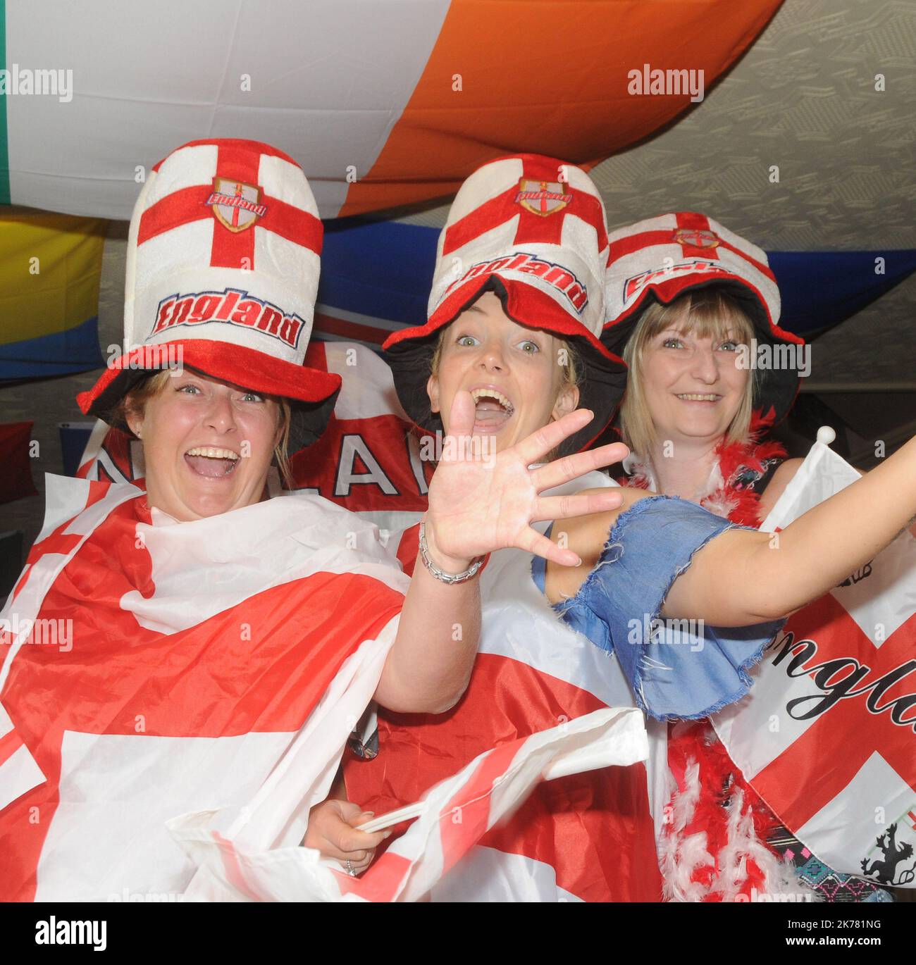 Die Barmitarbeiter im Red Lion Pub in Portchester, Hants von links nach rechts, Claire Wallace, Phoebe Dolby und Kelly Daviis bereiten sich auf einen ihrer geschäftigsten Nächte des Jahres vor, da England bei ihrem Eröffnungsspiel der Euro 2016 gegen Russland vorgeht. Pic Miker Walker, Mike Walker Pictures,2016 Stockfoto