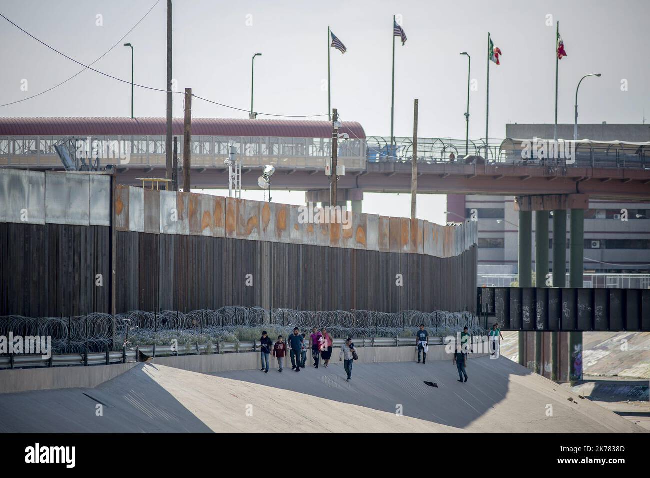 Eine Gruppe zentralamerikanischer Migranten wich der mexikanischen Nationalgarde aus, die sich an der Grenze zu Ciudad Juarez Chihuahua befindet, und überquerte den Rio Grande, der Mexiko mit den Vereinigten Staaten trennt, dann wurden sie von der Grenzpolizei verhaftet Stockfoto