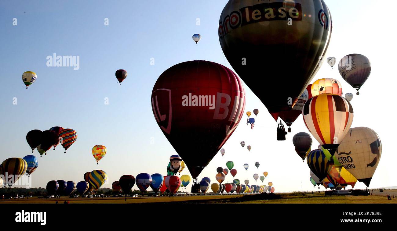 Hunderte werden versuchen, einen Weltrekord für die meisten Luftballons zu brechen, die in einer einzigen Stunde fliegen. Bei einem Festival in Frankreich werden voraussichtlich mehr als 500 Ballons in den Himmel steigen. Der aktuelle Rekord liegt bei 433, der 2017 aufgestellt wurde. Stockfoto