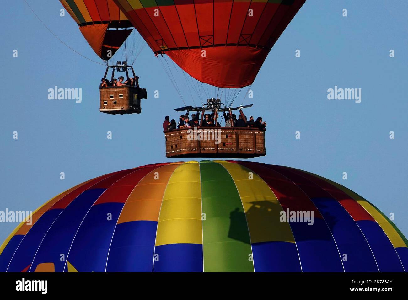 Hunderte von Heißluftballons fliegen während des internationalen Heißluftballontreffens „Grand-Est Mondial Air Ballons“ in Hageville über den Luftwaffenstützpunkt Chambley-Bussieres im Nordosten Frankreichs. Stockfoto