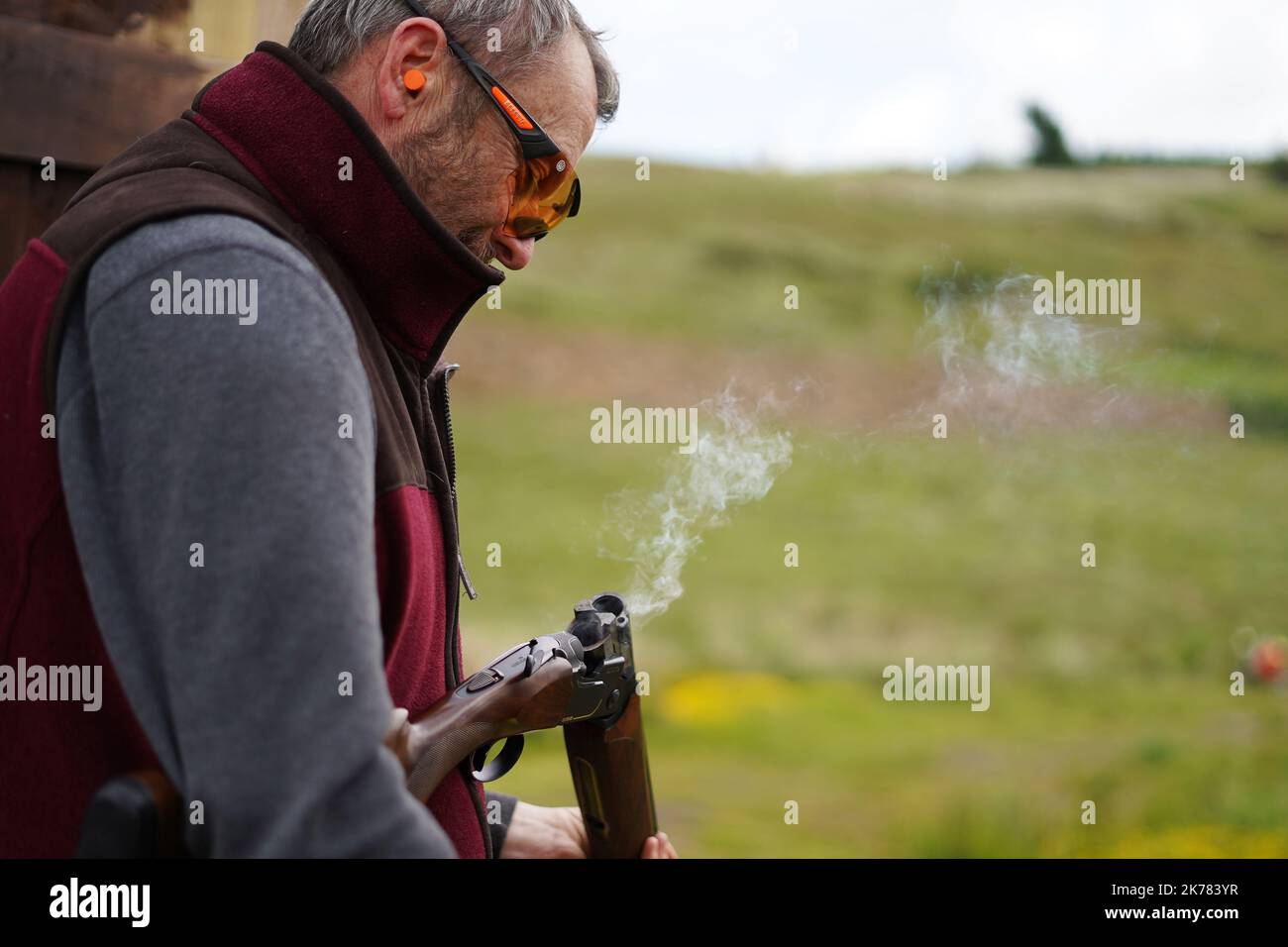 Clay Target Shooting - Sporting Welsh - rauchende Schrotflintenfässer Stockfoto