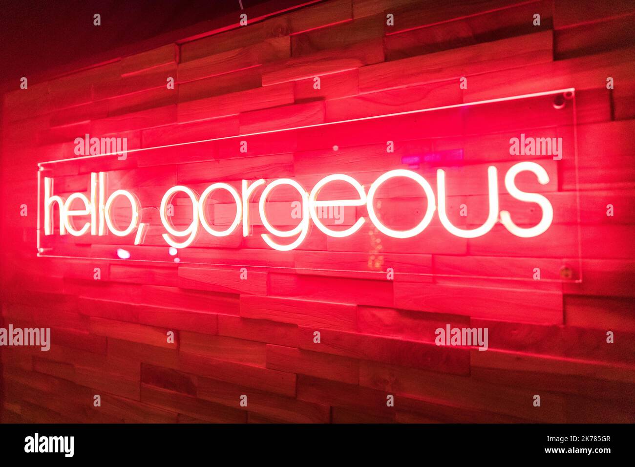 Rotes Neonschild mit der Aufschrift: Hallo, herrlich Stockfoto