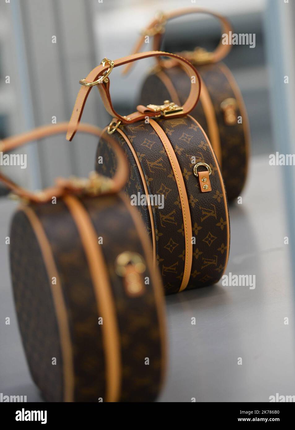 ©PHOTOPQR/OUEST FRANKREICH/Franck Dubray ; Beaulieu sur Laye ; 05/09/2019 ; Visite de l' usine de production des sacs à main de luxe de la marque Louis Vuitton ( groupe LVMH ) à Beaulieu sur Laye - Beaulieu sur Laye , Frankreich, sept 5. 2019 - Louis Vuitton Taschen werden hergestellt Stockfoto