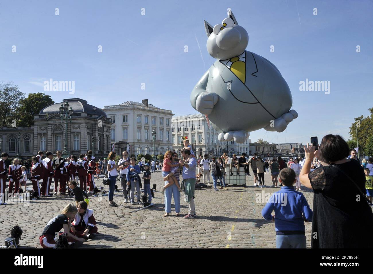 An diesem Sonntag fand in Brüssel im Rahmen des Comic Strip Festivals eine Parade von riesigen Ballons mit dem Bildnis verschiedener weltberühmter Charaktere statt. Eine große Menschenmenge war umgezogen, dem Cortege zu folgen und bewunderte auch Darth Vader und seine Truppen oder die verschiedenen Fanfaren, die die Parade animierten. Stockfoto