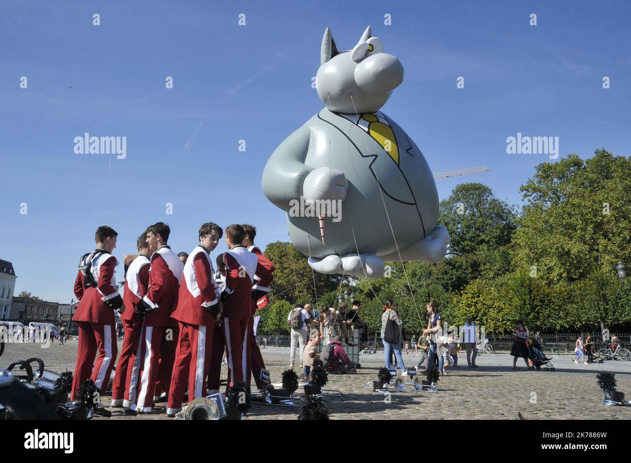 An diesem Sonntag fand in Brüssel im Rahmen des Comic Strip Festivals eine Parade von riesigen Ballons mit dem Bildnis verschiedener weltberühmter Charaktere statt. Eine große Menschenmenge war umgezogen, dem Cortege zu folgen und bewunderte auch Darth Vader und seine Truppen oder die verschiedenen Fanfaren, die die Parade animierten. Stockfoto