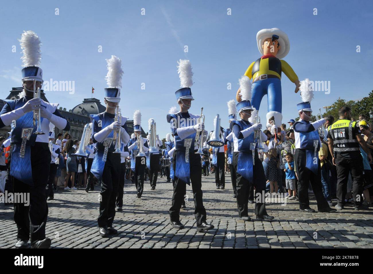 An diesem Sonntag fand in Brüssel im Rahmen des Comic Strip Festivals eine Parade von riesigen Ballons mit dem Bildnis verschiedener weltberühmter Charaktere statt. Eine große Menschenmenge war umgezogen, dem Cortege zu folgen und bewunderte auch Darth Vader und seine Truppen oder die verschiedenen Fanfaren, die die Parade animierten. Stockfoto
