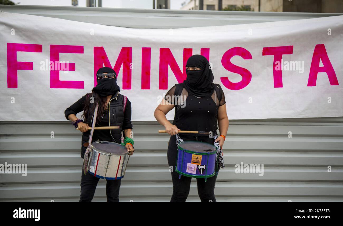 Dutzende Frauen marschierten vom Denkmal der Revolution zum Unabhängigkeitsengel in Mexiko-Stadt, um die hohe Gewalt gegen Frauen anzuprangern. Stockfoto