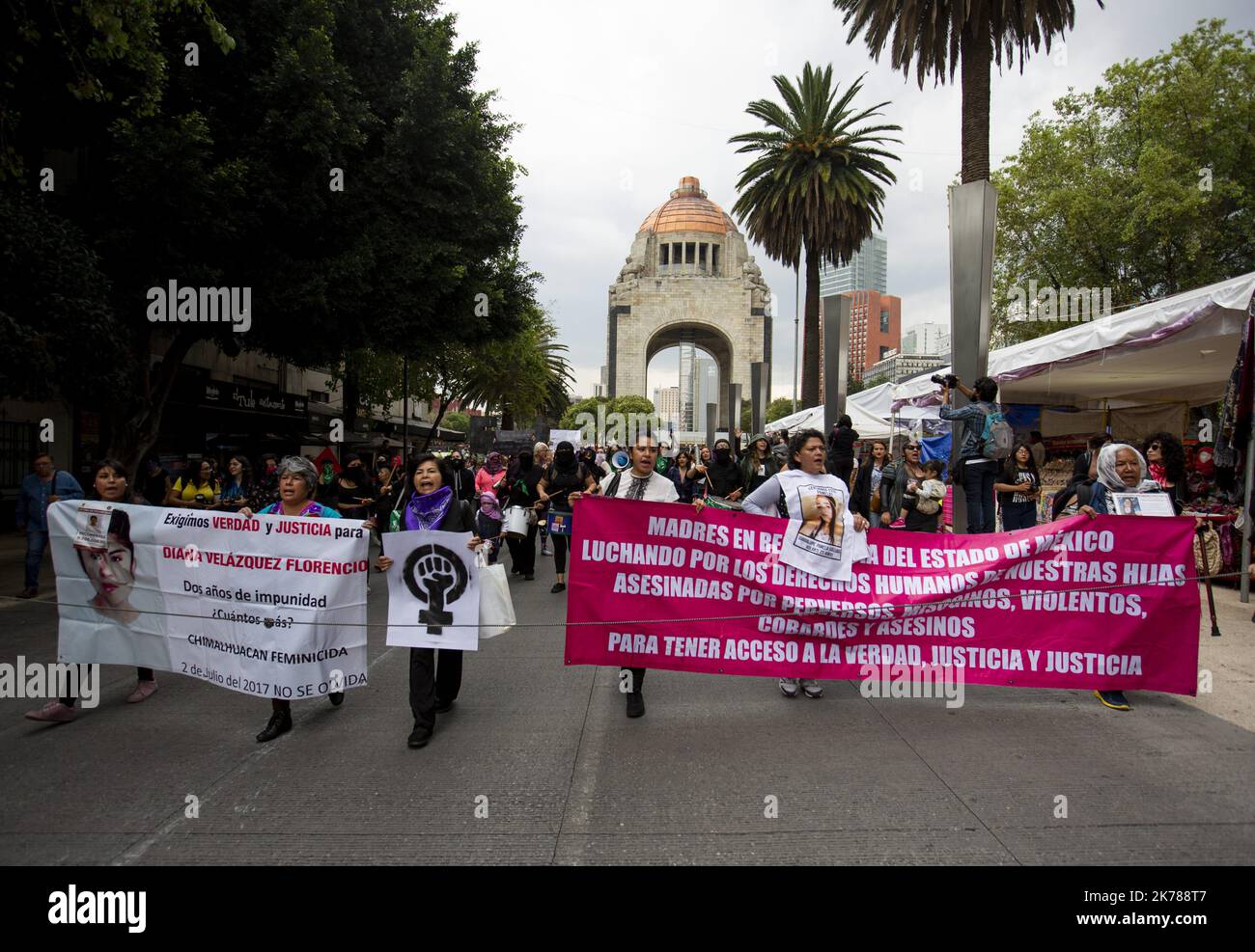 Dutzende Frauen marschierten vom Denkmal der Revolution zum Unabhängigkeitsengel in Mexiko-Stadt, um die hohe Gewalt gegen Frauen anzuprangern. Stockfoto