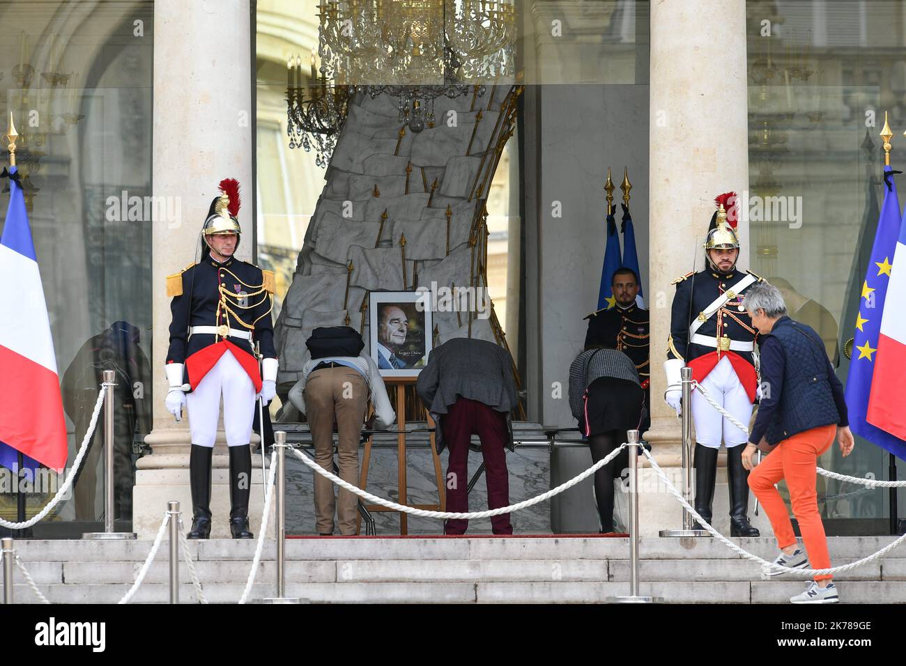 Die Franzosen gingen zum Elysee oder ein Porträt und Hefte von Beschwerden standen allen zur Verfügung, um Jacques Chirac am 27. September 2019 in Paris zu ehren. Stockfoto