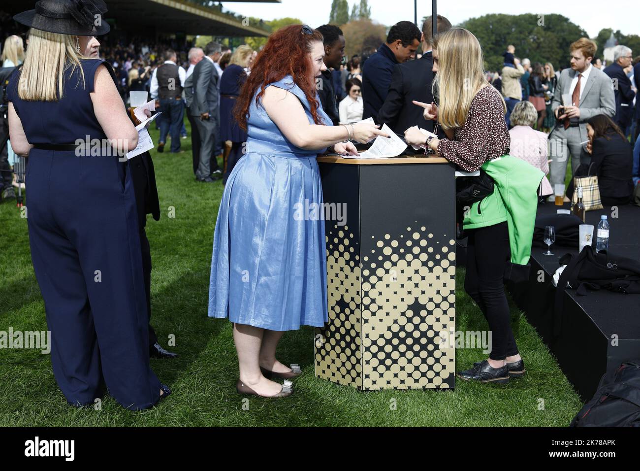 Der Prix de l'Arc de Triomphe in Pairs, Frankreich am Sonntag, 6. Oktober 2019. ©PHOTOPQR/LE PARISIEN/olivier corsan ; Hippodrome de Longchamp, Paris XVIe, France, le 6 octobre 2019. Le Qatar Prix de l'Arc de Triomphe, la cours de galop doté de 5 Millionen Euro, S'est déroulée sur les 2400m de la Piste de l'Hippodrome de Longchamp dans le bois de Boulogne de Paris et a vu la victoire du n 2 Waldgeist monté par PC BOUDOT qui a devancé dans la dernière ligne droite le favori enable monté par L. Dettori, Vainqueur des deux dernières éditions, l'empêchant ainsi de réaliser la passe de trois pour l Stockfoto