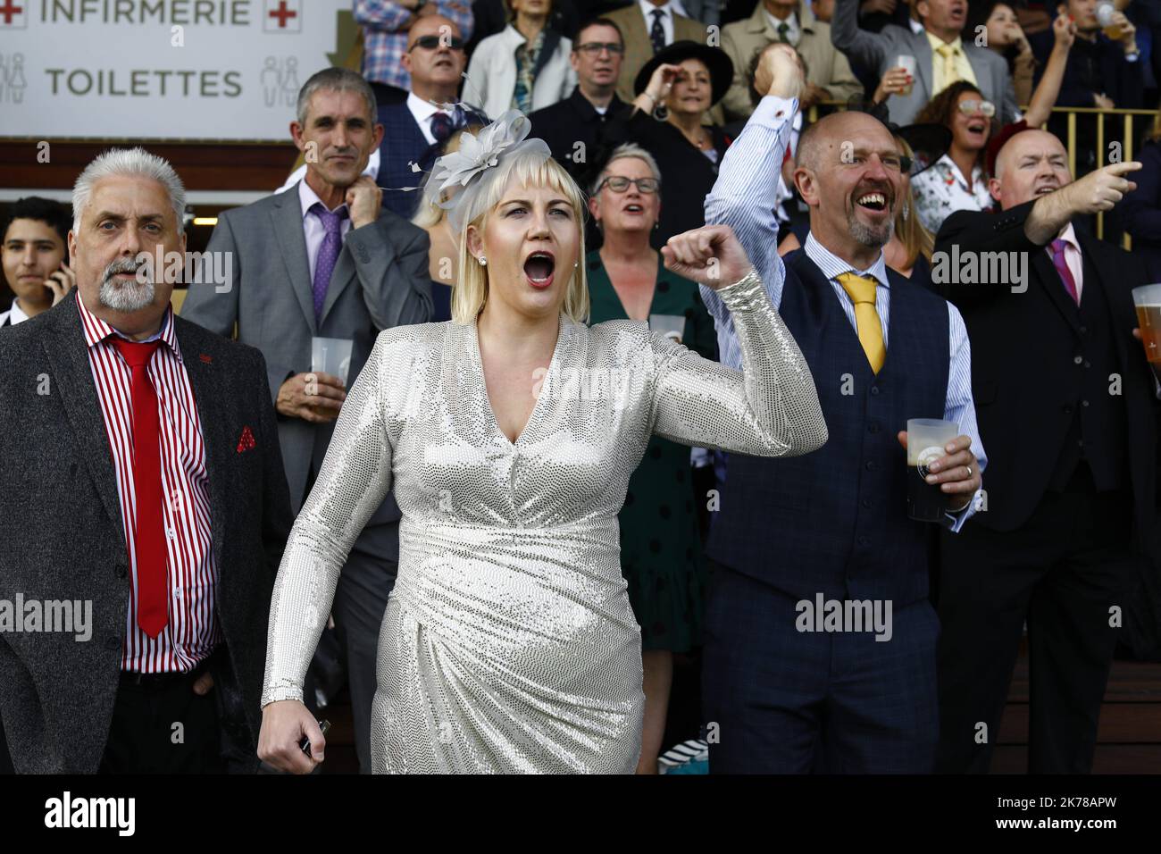 Der Prix de l'Arc de Triomphe in Pairs, Frankreich am Sonntag, 6. Oktober 2019. ©PHOTOPQR/LE PARISIEN/olivier corsan ; Hippodrome de Longchamp, Paris XVIe, France, le 6 octobre 2019. Le Qatar Prix de l'Arc de Triomphe, la cours de galop doté de 5 Millionen Euro, S'est déroulée sur les 2400m de la Piste de l'Hippodrome de Longchamp dans le bois de Boulogne de Paris et a vu la victoire du n 2 Waldgeist monté par PC BOUDOT qui a devancé dans la dernière ligne droite le favori enable monté par L. Dettori, Vainqueur des deux dernières éditions, l'empêchant ainsi de réaliser la passe de trois pour l Stockfoto