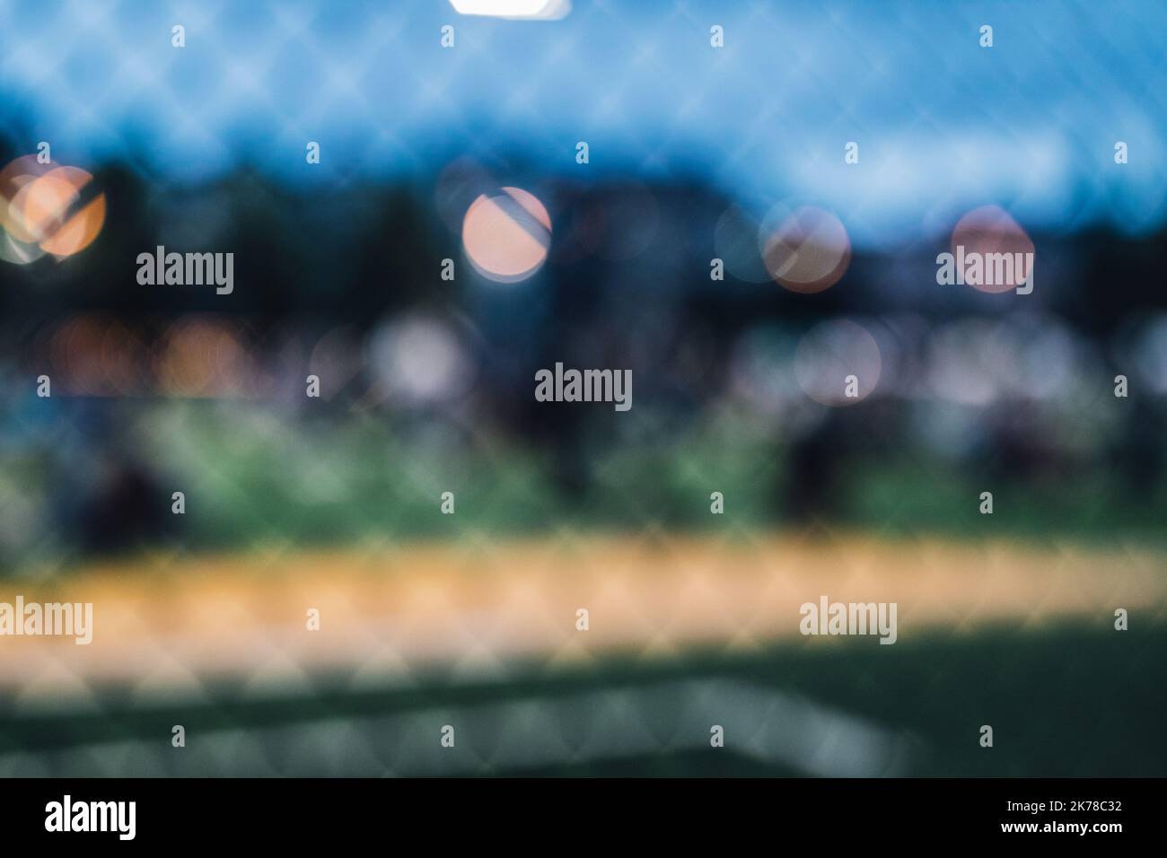 Baseballfeld durch Kettengliederzaun, entfokussieren, Bokeh Stockfoto