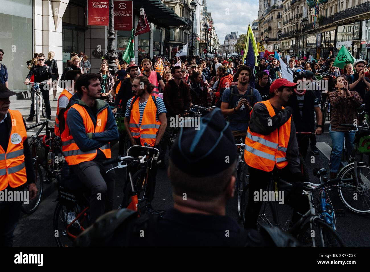 Aktivisten der XR-Bewegung (Extinction Rebellion) führten am Freitag, dem 11. Oktober 2019, eine Radsportaktion in den Straßen von Paris durch. Nachdem sie die Rivoli Street blockiert hatten, stimmten sie mit der Polizei für eine andere Route zu. Stockfoto