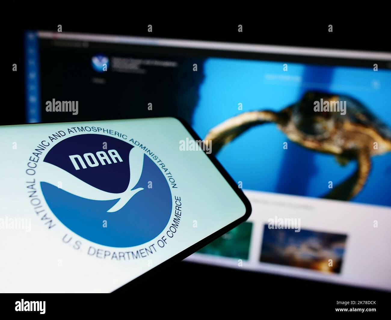 Mobiltelefon mit Logo der National Oceanic and Atmospheric Administration (NOAA) auf dem Bildschirm mit Website. Konzentrieren Sie sich auf die Mitte rechts des Telefondisplays. Stockfoto