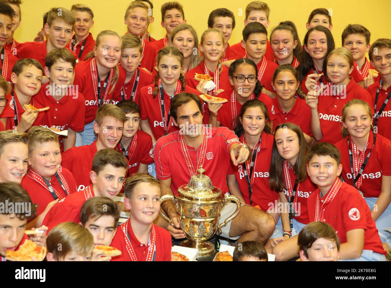 Der Schweizer Roger Federer isst Pizza mit Ballkindern, nachdem er den Australier Alex De Minaur am 27. Oktober 2019 beim Tennisturnier Swiss Indoors ATP500 in Basel im Finalspiel besiegt hat Stockfoto