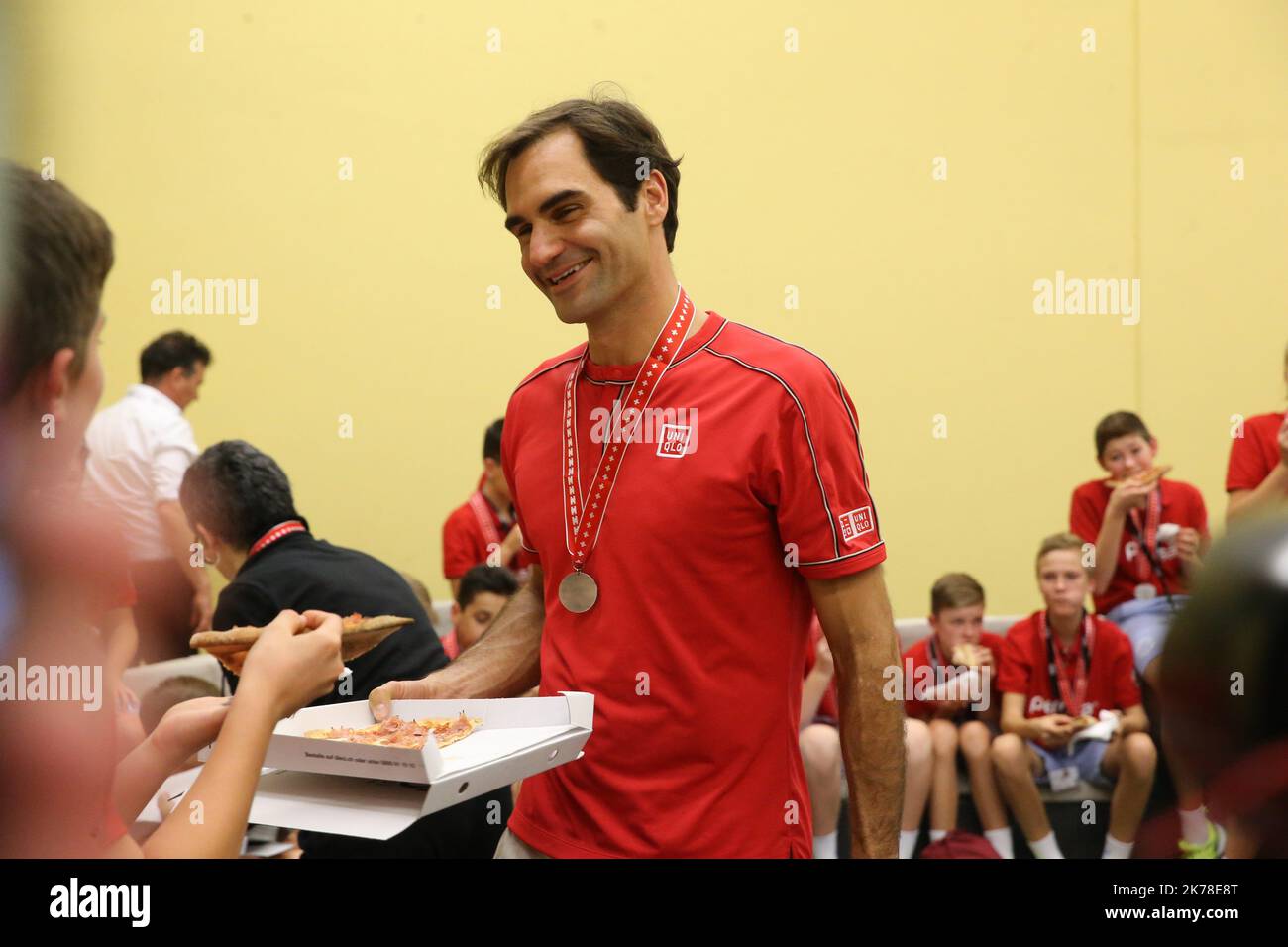 Der Schweizer Roger Federer isst Pizza mit Ballkindern, nachdem er den Australier Alex De Minaur am 27. Oktober 2019 beim Tennisturnier Swiss Indoors ATP500 in Basel im Finalspiel besiegt hat Stockfoto