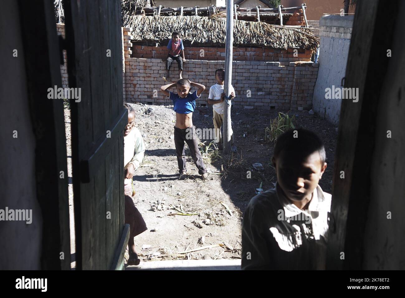 ©Arnaud De Grave / Le Pictorium/MAXPPP - Arnaud De Grave / Le Pictorium - 20/06/2014 - Madagaskar / Alaotra-Mangoro - Enfants. / 20/06/2014 - Madagaskar / Alaotra-Mangoro - Kinder. Stockfoto