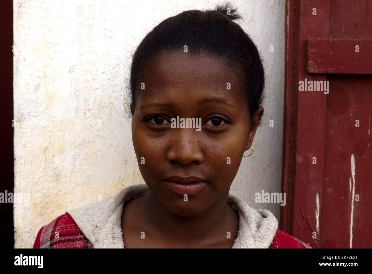 ©Arnaud De Grave / Le Pictorium/MAXPPP - Arnaud De Grave / Le Pictorium - 10/11/2015 - Madagaskar / Alaotra-Mangoro - Portrait de femme malgache. / 10/11/2015 - Madagaskar / Alaotra-Mangoro - madagassische Frau. Stockfoto