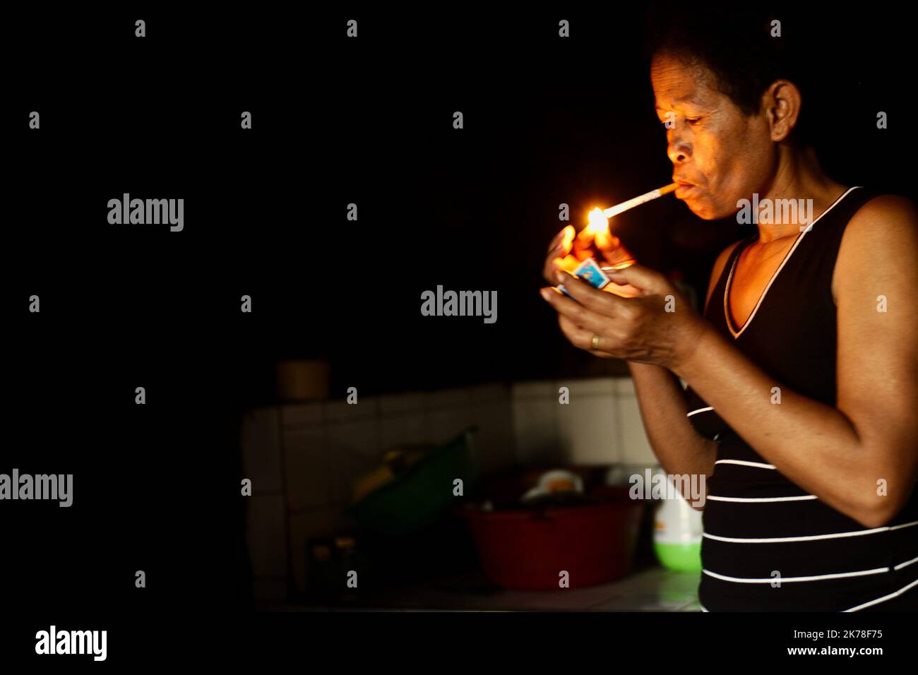 ©Arnaud De Grave / Le Pictorium/MAXPPP - Arnaud De Grave / Le Pictorium - 13/11/2015 - Madagaskar / Alaotra-Mangoro - Femme a la Cigarette. / 13/11/2015 - Madagaskar / Alaotra-Mangoro - rauchende Frau. Stockfoto