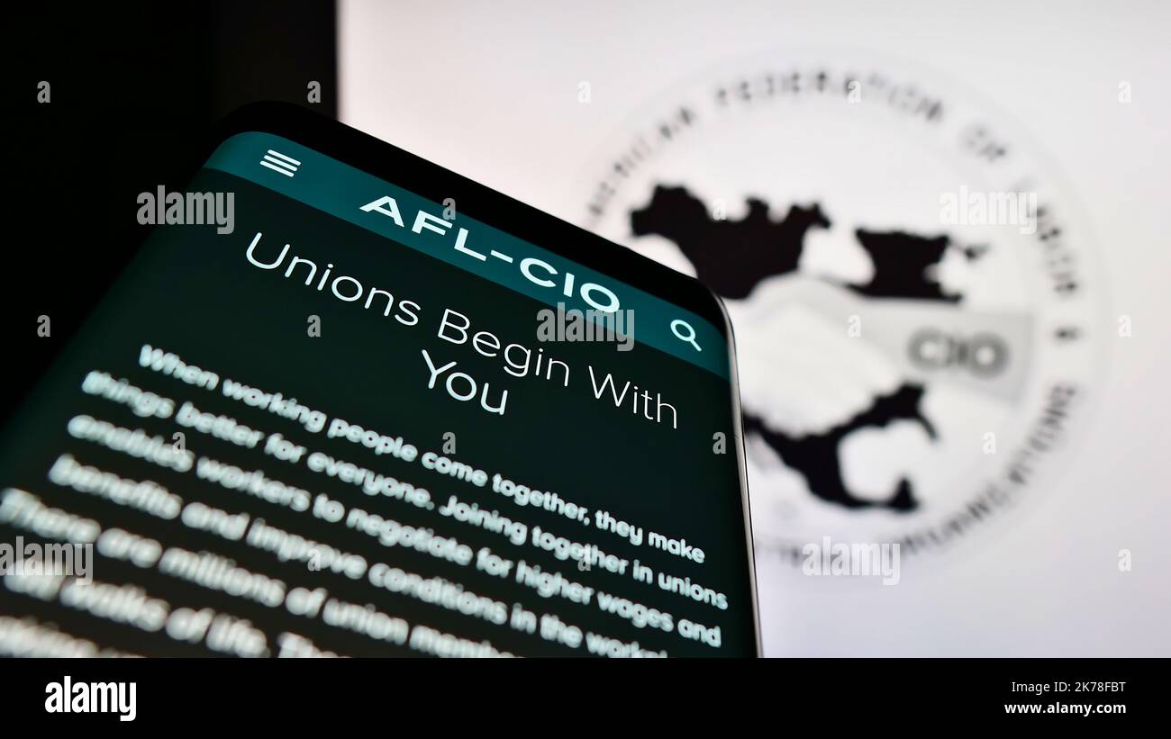 Mobiltelefon mit Website des US-Gewerkschaftsbundes AFL-CIO auf dem Bildschirm vor dem Logo. Konzentrieren Sie sich auf die obere linke Seite des Telefondisplays. Stockfoto