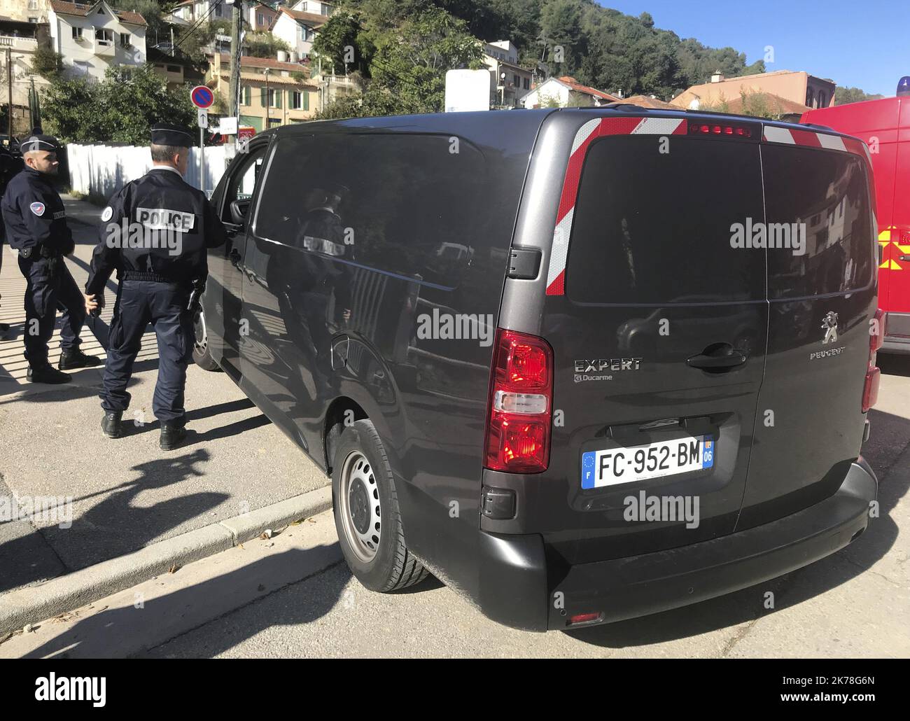 Rettungsmannschaften, Polizei und Sanitäter werden bei einer Adresse in Frankreich gesehen, nachdem die Leiche der 71-jährigen Jacqueline nach einem von Sturm Amelie ausgelösten Schlammrutsche in ihrem Garten begraben gefunden wurde. Stockfoto