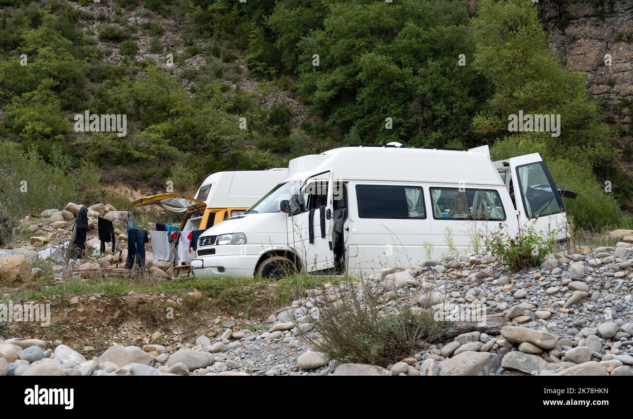 Das weiße VW-Wohnmobil des Reisenden wurde im Camp eingerichtet Stockfoto