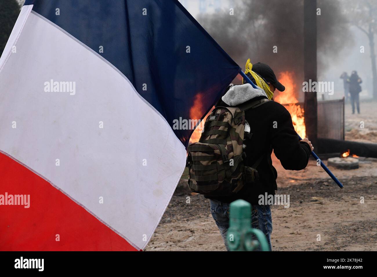 Es gab viele Zusammenstöße zwischen den Schlägern und der Polizei. Viele Versammlungen von gelben Westen sind für diesen Samstag, den 16. November 2019, zum ersten Jahrestag der gelben Westen geplant. Stockfoto