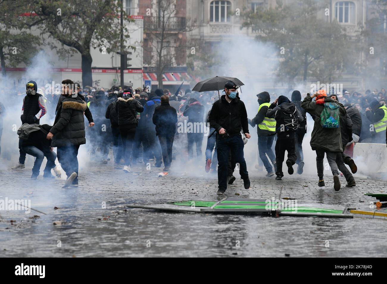 Es gab viele Zusammenstöße zwischen den Schlägern und der Polizei. Viele Versammlungen von gelben Westen sind für diesen Samstag, den 16. November 2019, zum ersten Jahrestag der gelben Westen geplant. Stockfoto