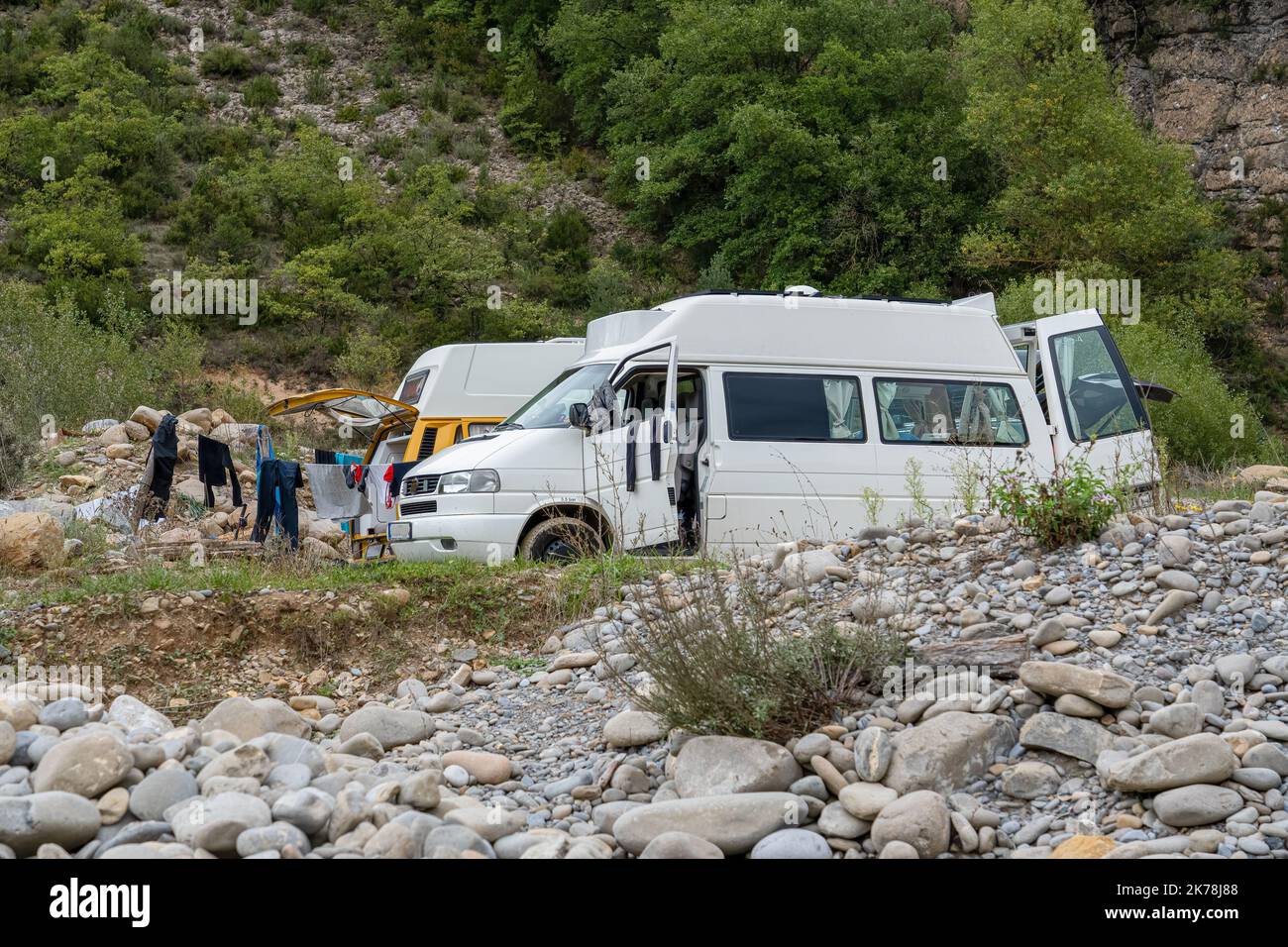 Das VW-Wohnmobil des Reisenden wurde im Camp eingerichtet Stockfoto