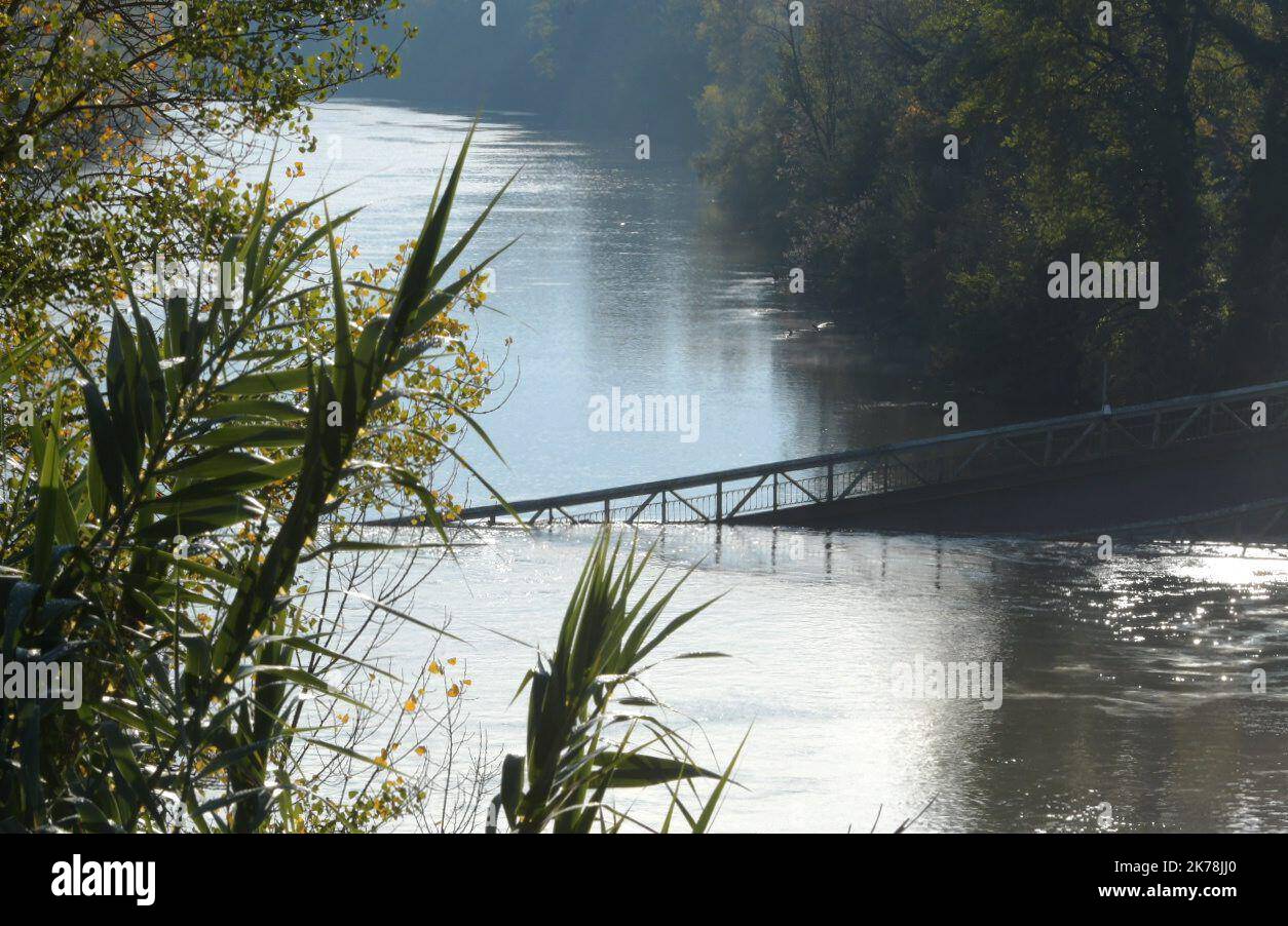 Ein 15-jähriges Mädchen starb, und mehrere Menschen werden wahrscheinlich vermisst, nachdem am Montag eine Brücke in einen Fluss im Südwesten Frankreichs eingestürzt ist, sagten die Rettungsdienste. Die 150 Meter lange Hängebrücke in Mirepoix-sur-Tarn, in der Nähe von Toulouse, brach zusammen, als ein Lastwagen, ein Auto und möglicherweise ein Lieferwagen überquerten, teilte der örtliche Staatsanwalt mit. Die Brücke war auf 19-Tonnen-Fahrzeuge beschränkt. Stockfoto