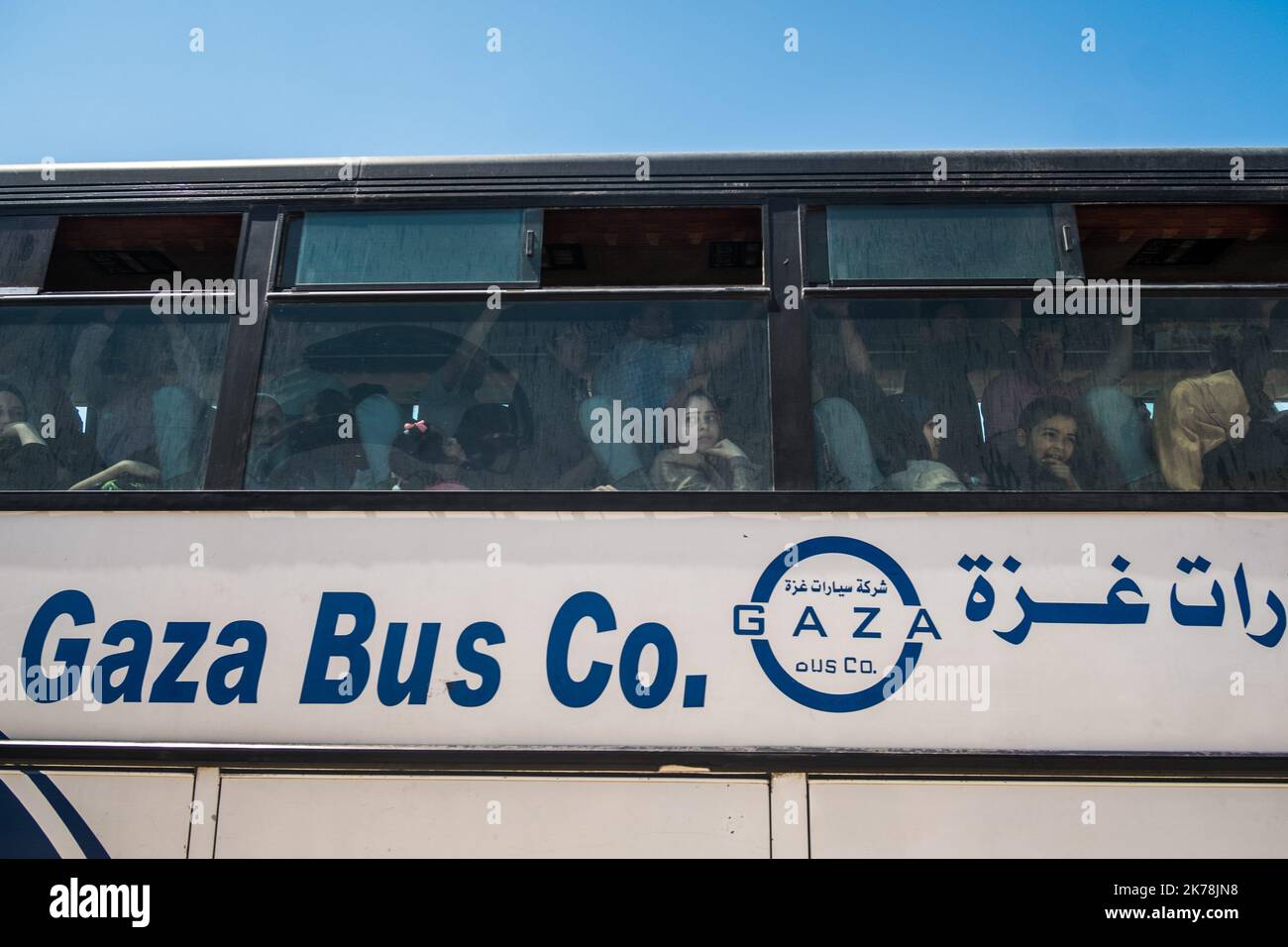 / 5/14/2018 - Palästina / Gaza-Streifen / Rafah - die Menschen nehmen den Bus nach Ägypten. Wiedereröffnung des Grenzposten Rafah zwischen Ägypten und dem Gazastreifen. Die ägyptische Regierung genehmigte die Wiedereröffnung des Postens während der Ramadan-Zeit. 12.Mai 2018. Rafah. Gaza-Streifen. Palästina. Stockfoto