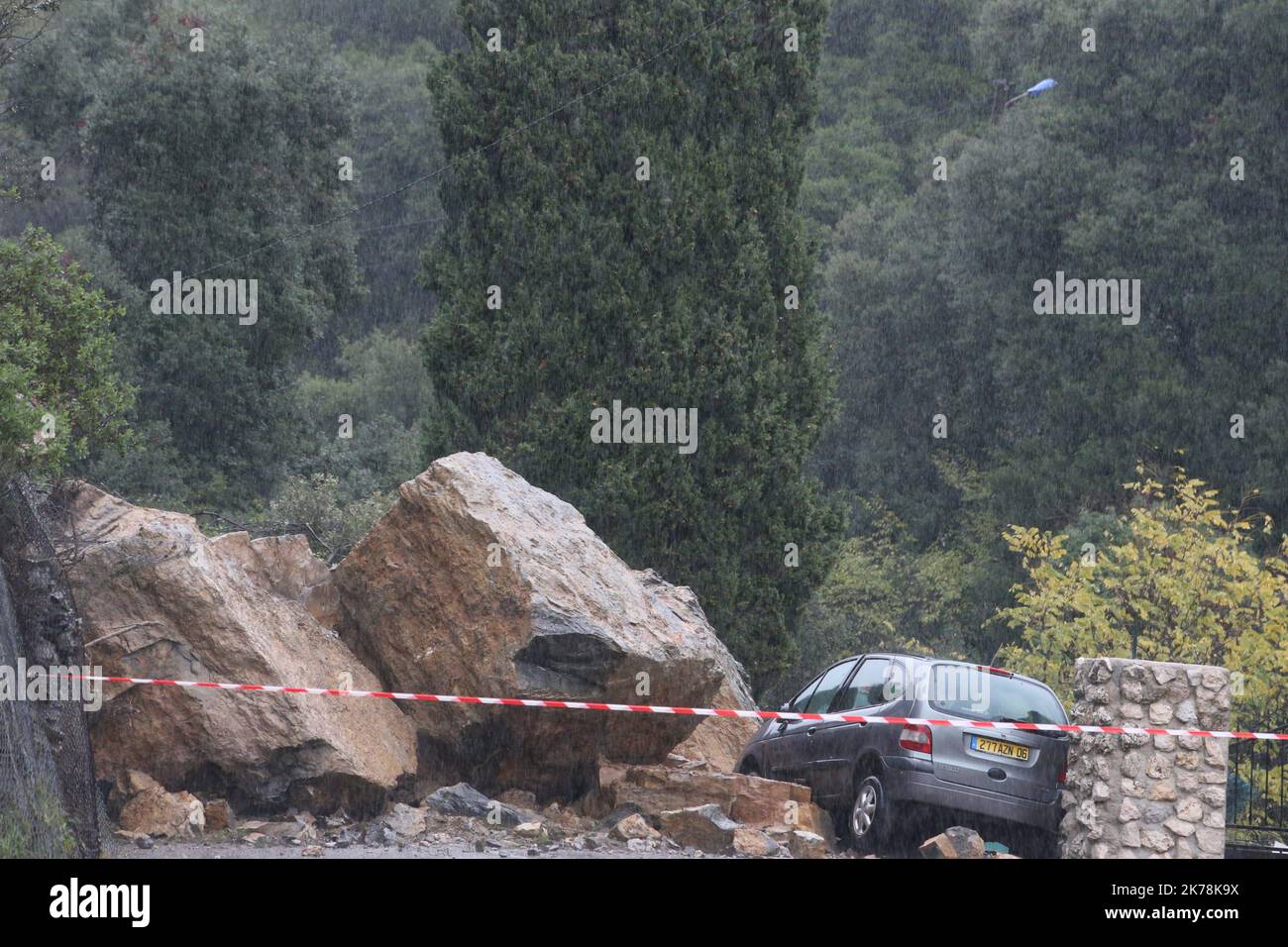 Schlechtes Wetter an der Cote d'Azur. Die Küstenstraßen sind abgeschnitten, große Erdrutsche auf kleinen Straßen. Flüsse sind überflutet. Stockfoto