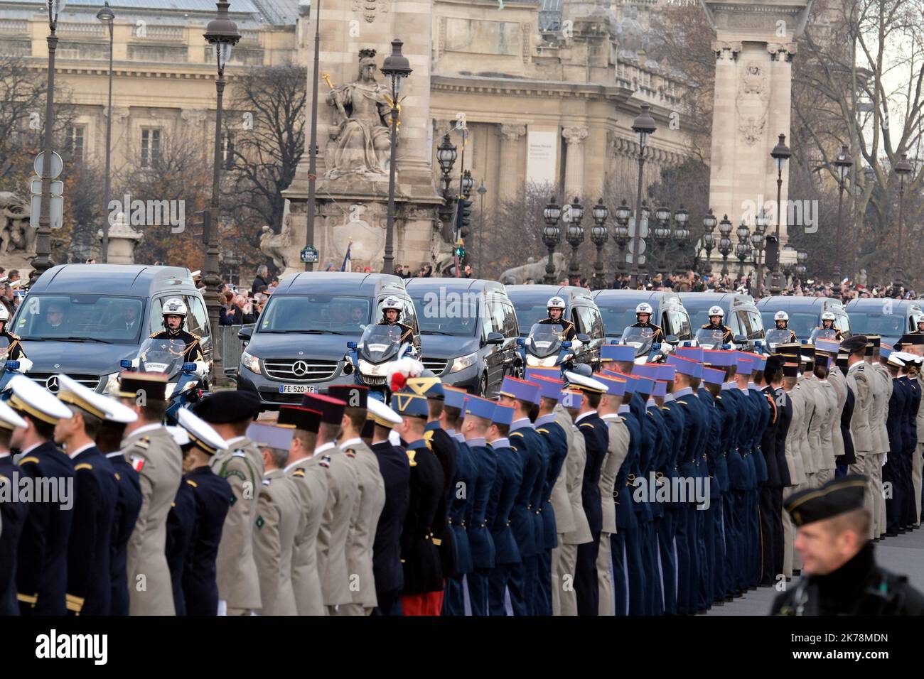 ©JP N'Guyen/MAXPPP 2/12/2019 - Frankreich / Ile-de-France / Paris Hommage national rendu aux treize militaires morts pour la France au Mali - Nationale Hommage an die verstorbenen 13 französischen Soldaten, die bei einer Hubschrauberkollision im Norden Malis im Hotel National des Invalides in Paris, Frankreich, 02. Dezember 2019. Dreizehn französische Soldaten sind bei einem Unfall mit zwei Hubschraubern während der Barkhane-Operation gegen Dschihadisten in Mali am 25. November ums Leben gekommen. Stockfoto